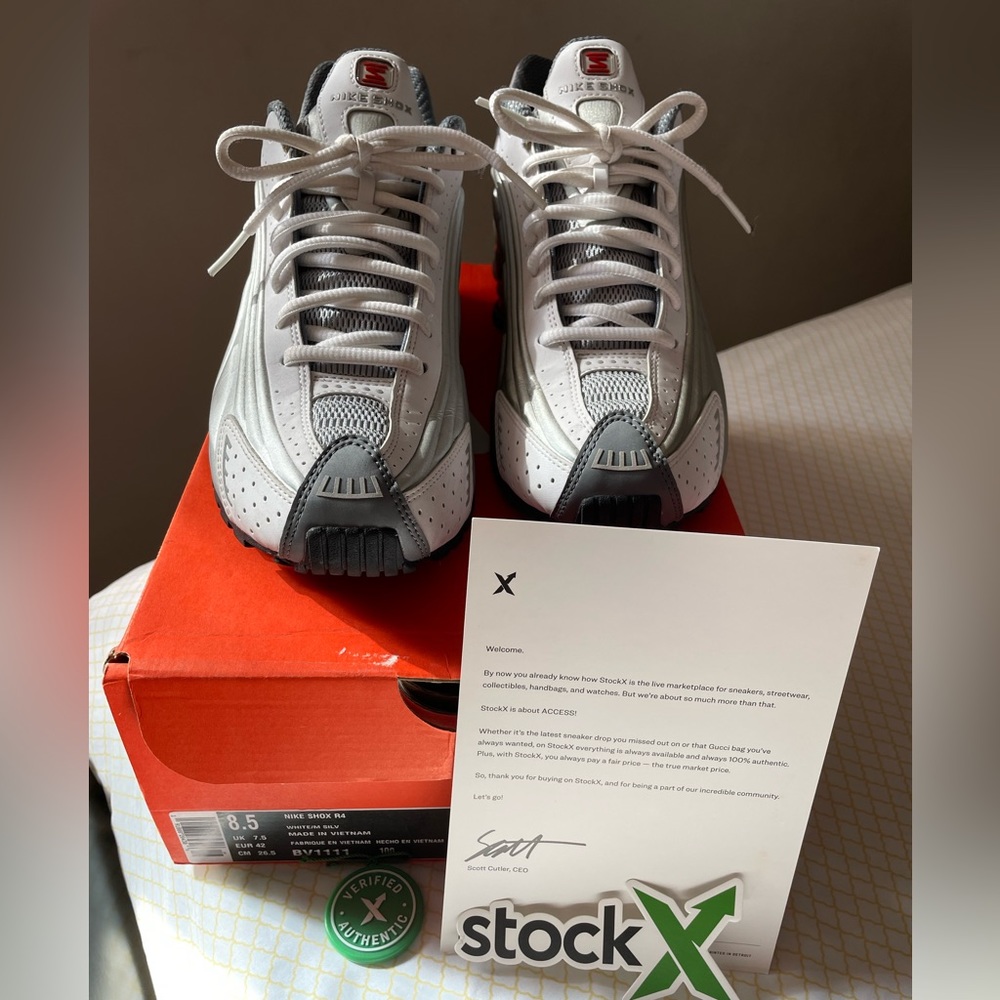 MENS NIKE SHOX R4 Size 8.5
Metallic Silver Comet Red (2018)